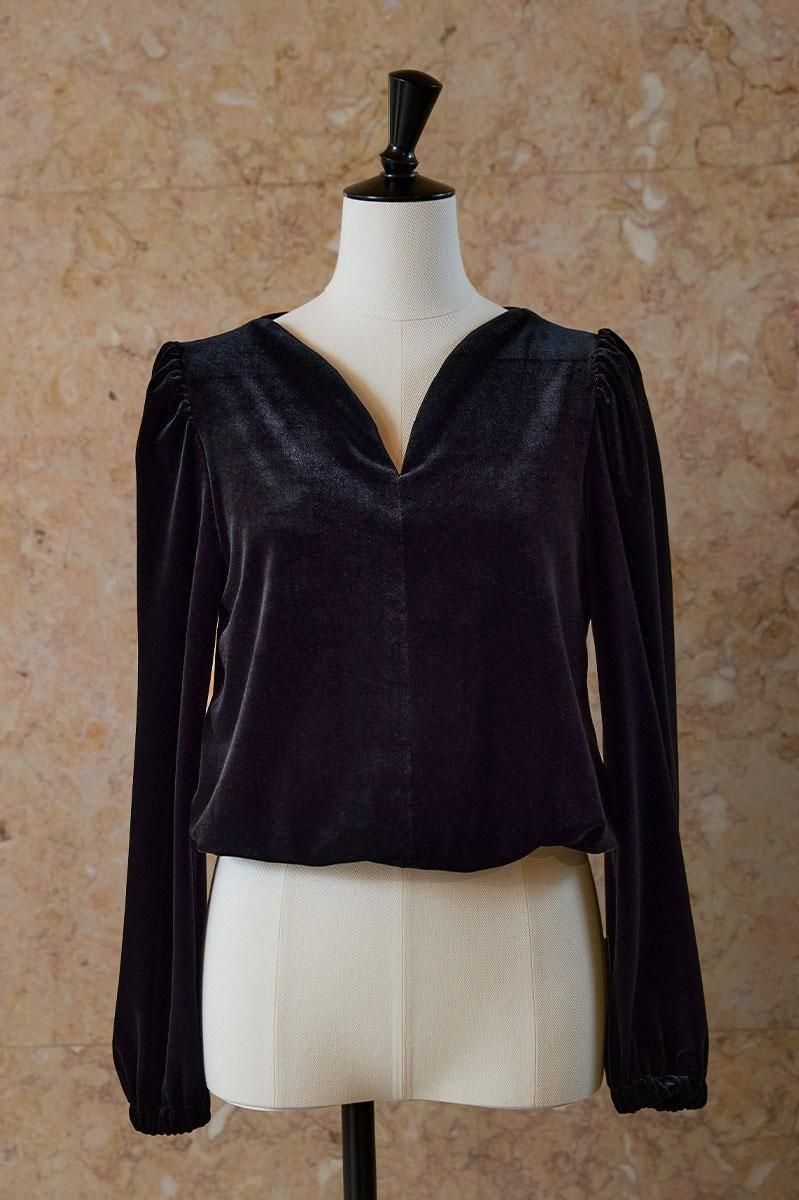 ROUND CUTTING VELOUR TOP /BLK - MEER.