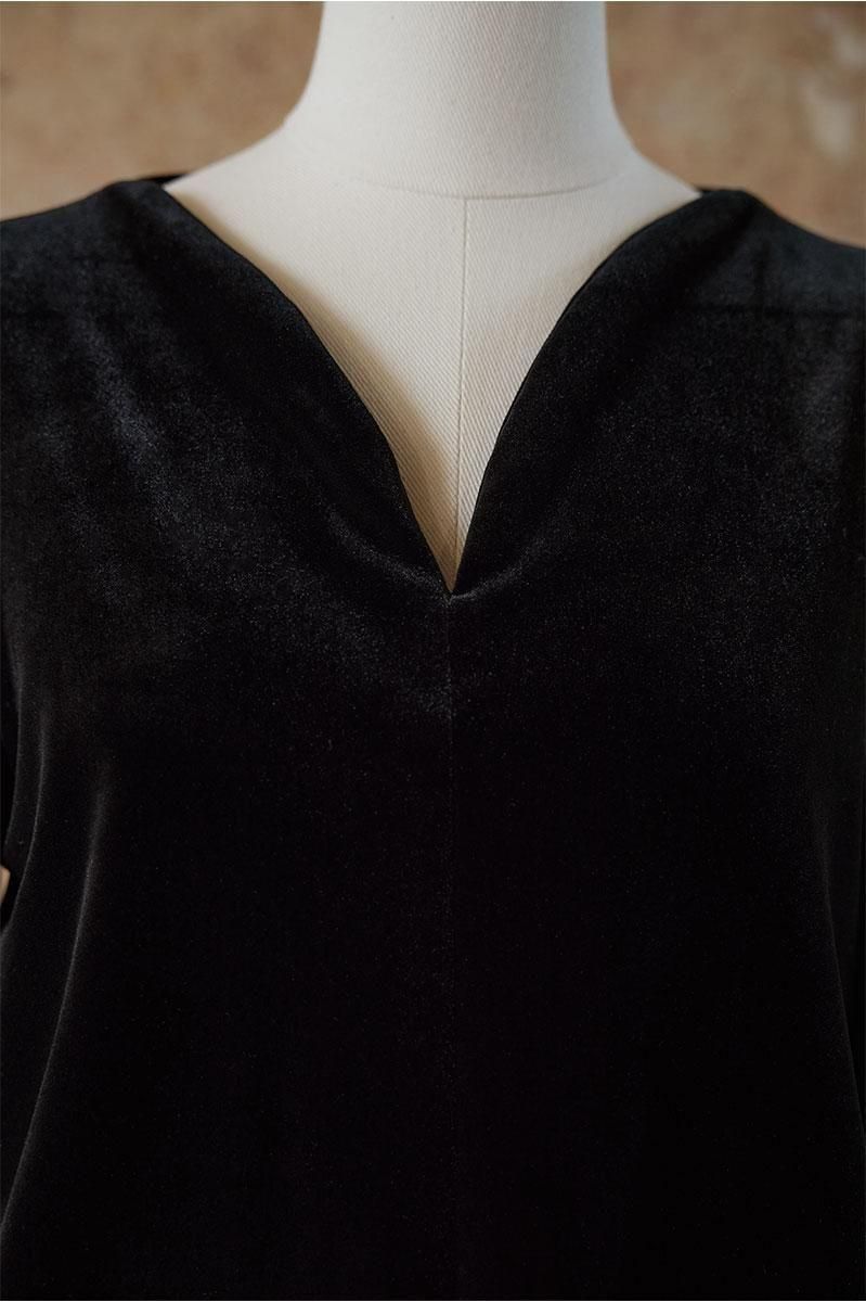 ROUND CUTTING VELOUR TOP /BLK - MEER.