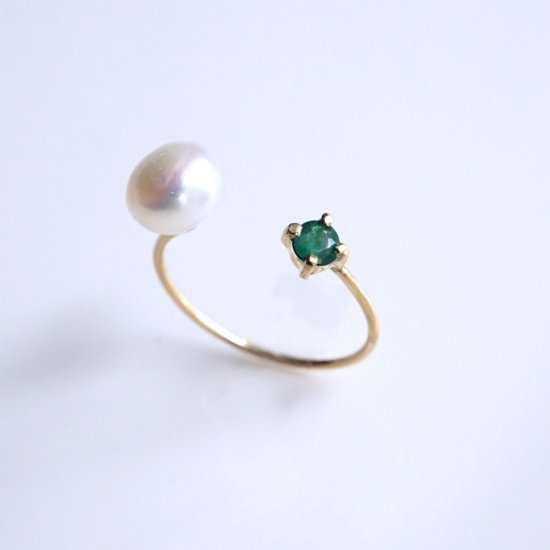 Lipatti jewelry K18エメラルドと淡水真珠のフォークリング ～Sanna