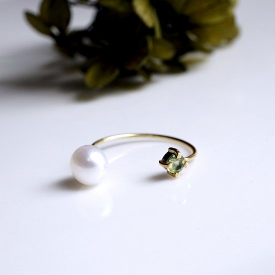 Lipatti jewelry K18ペリドットと淡水真珠のフォークリング ～Sanna