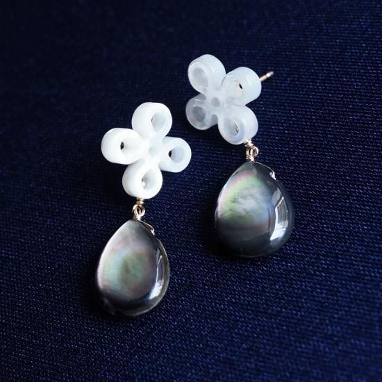 白蝶貝のお花の透かし細工と黒蝶貝のゆらゆらピアス ～Lisette