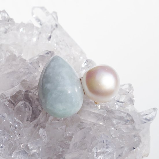 ビルマ産翡翠とバロック淡水真珠のブローチ ～楊貴妃