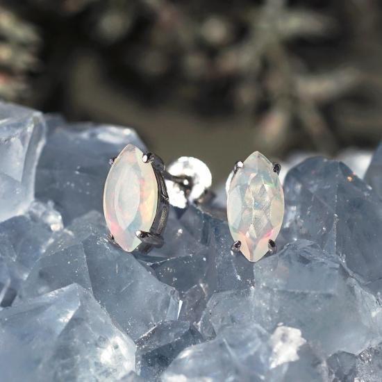 マーキスカットオパールのスタッドピアスSilver925 ～風花（かざはな）