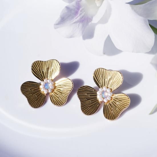 オパールと真珠によるカトレアの花・イヤリング・シルバー有 オパールと真珠によるカトレアの花・イヤリング・シルバー有