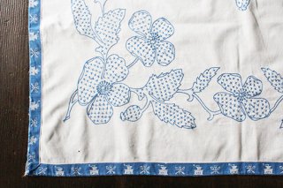 青い刺しゅう／芥子の花とミル