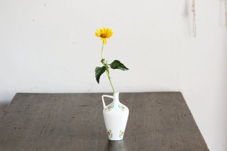 オレンジ刺しゅうモチーフの花瓶／ハンガリー