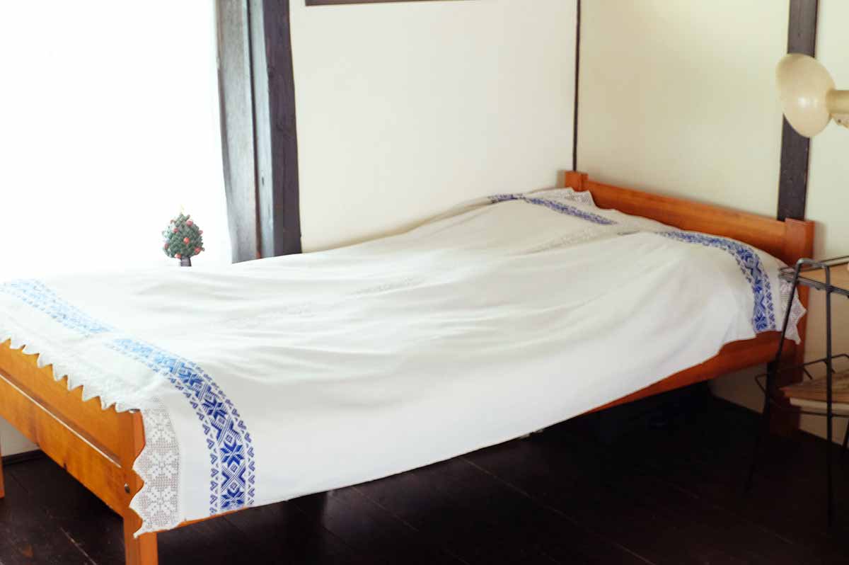 青の伝統柄手織り布のベッドカバー／ルーマニア - チャルカお買いもの
