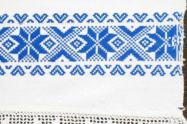 青の伝統柄手織り布のベッドカバー／ルーマニア - チャルカお買いもの