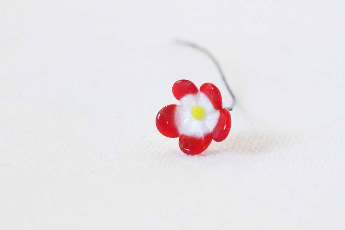 ガラス製のお花パーツ／ちび赤白の花 - チャルカお買いもの
