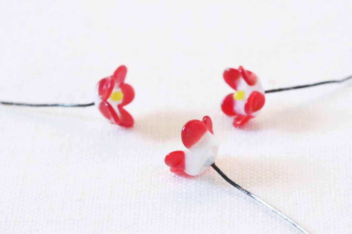 赤、白、ピンクのお花　　ガラス細工 ガラス製のお花パーツ／ちび赤白の花 - チャルカお買いもの