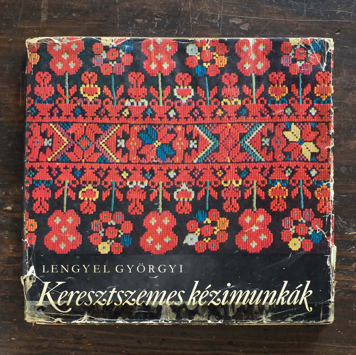 ハンガリーの古い刺繍本(Keresztszemes kezimunkak 1981年 