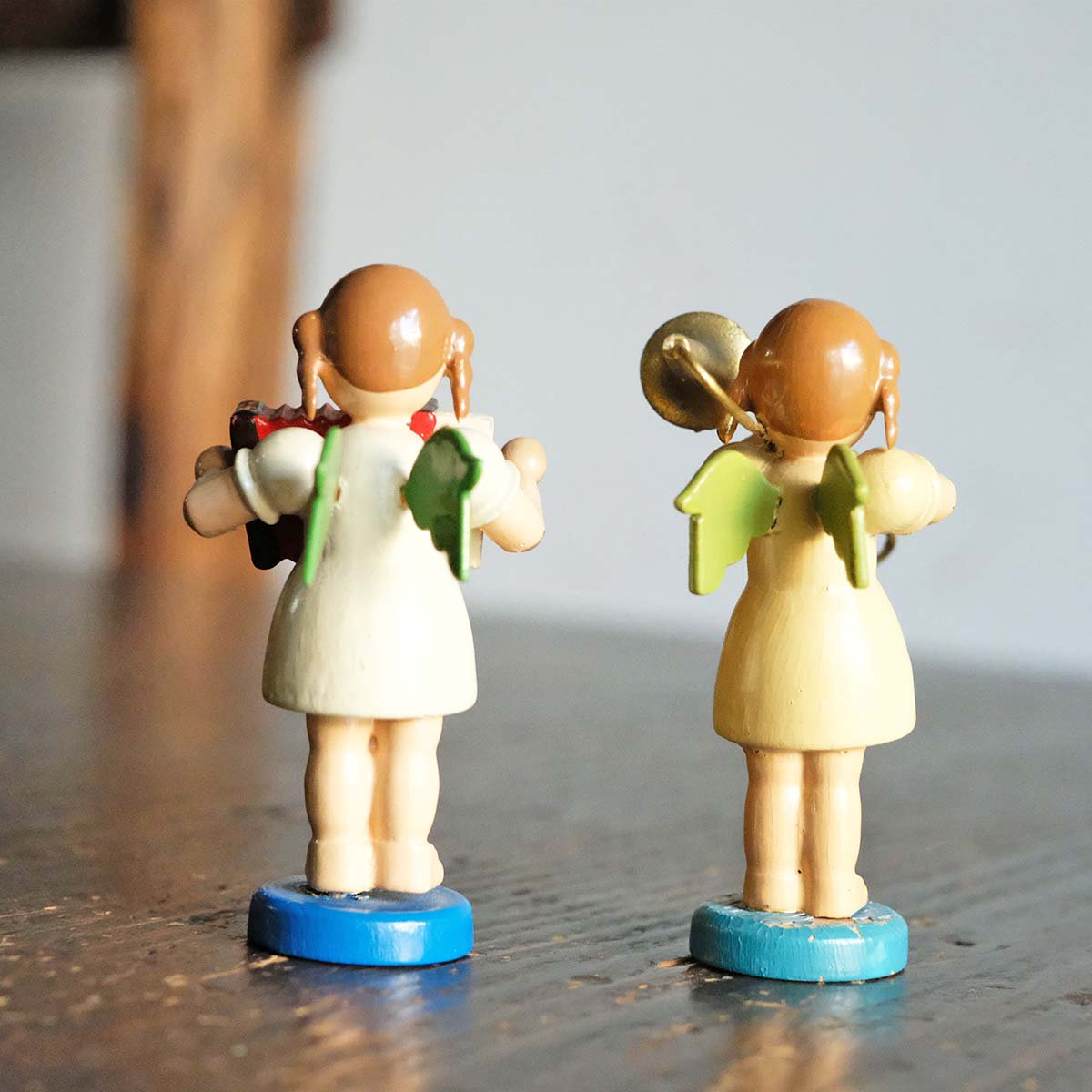 エルツの木の人形（楽器を持つ女の子たち）／ドイツ - チャルカお買いものサイト／CHARKHA shopping site