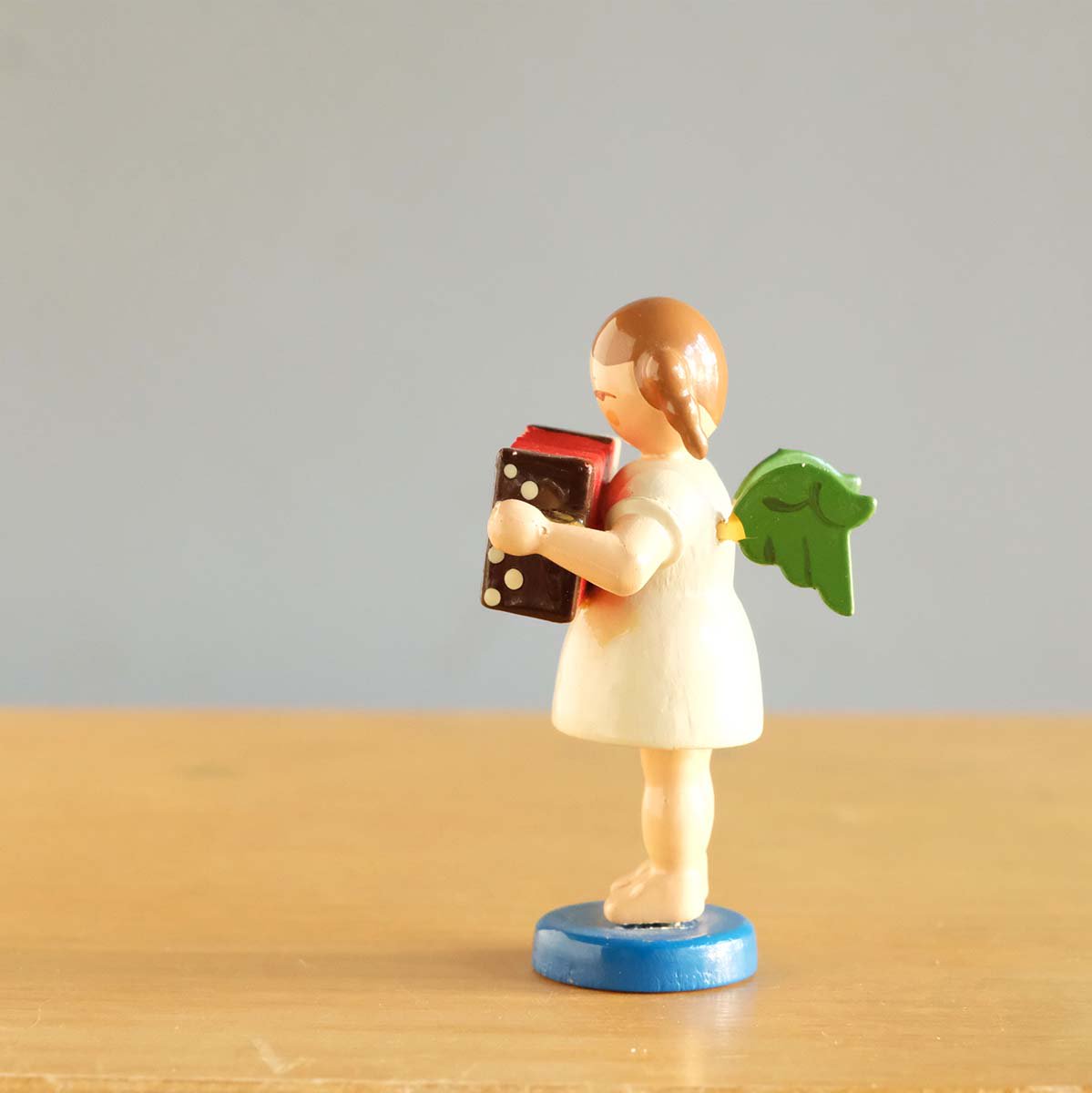 エルツの木の人形（楽器を持つ女の子たち）／ドイツ - チャルカお買いものサイト／CHARKHA shopping site