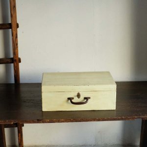 クリームイエローの鍵付き木箱／ハンガリー