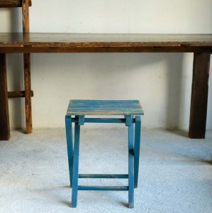 青色の折りたたみ椅子／チェコ
