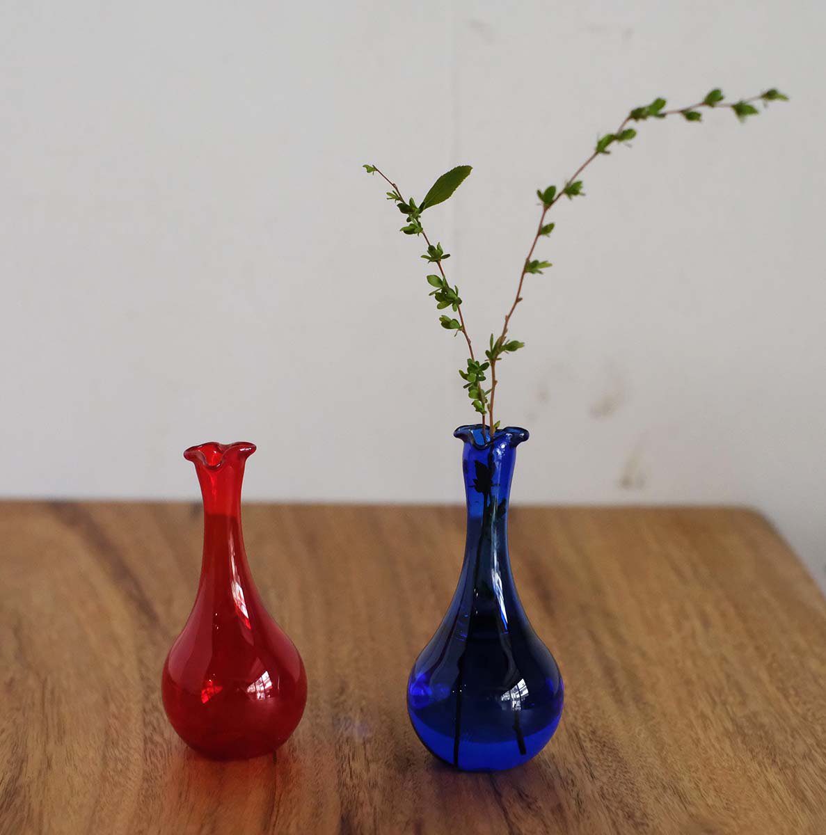 吹きガラスの花瓶（赤・青）／チェコ - チャルカお買いものサイト／CHARKHA shopping site