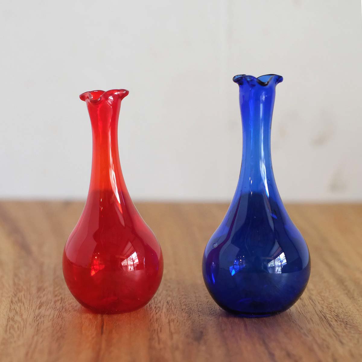 吹きガラスの花瓶（赤・青）／チェコ - チャルカお買いものサイト／CHARKHA shopping site