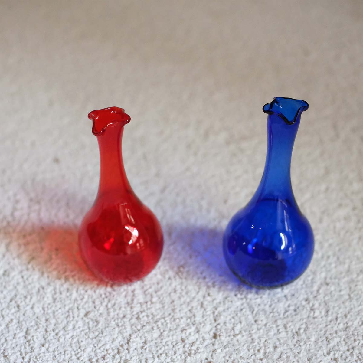 ☆Z08■中国製　青色　ガラス製　花瓶　赤い木の実　絵入り■Daily/申佳　未使用