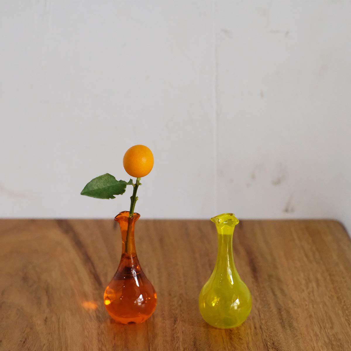 吹きガラスの花瓶（オレンジ・黄色）／チェコ - チャルカお買いものサイト／CHARKHA shopping site