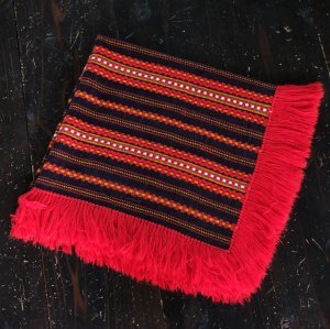 黒と赤と黄色の毛織りのクロス／ハンガリー