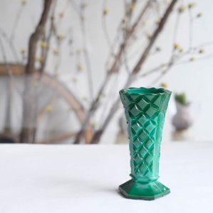 プレスガラスの花瓶（緑）／チェコ