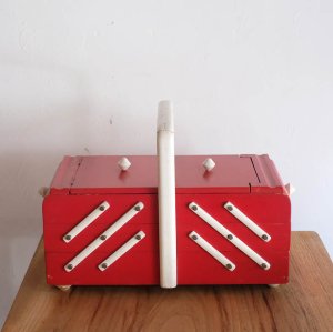 赤い3段の裁縫箱／ドイツ