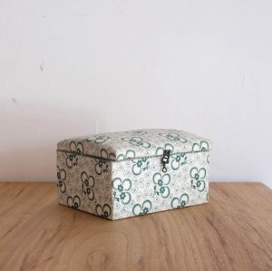 ペイズリー柄の布製の裁縫箱／チェコ