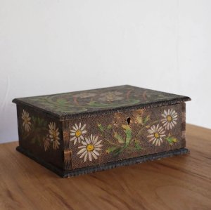 木彫りの蓋つきの箱（マーガレット）／チェコ