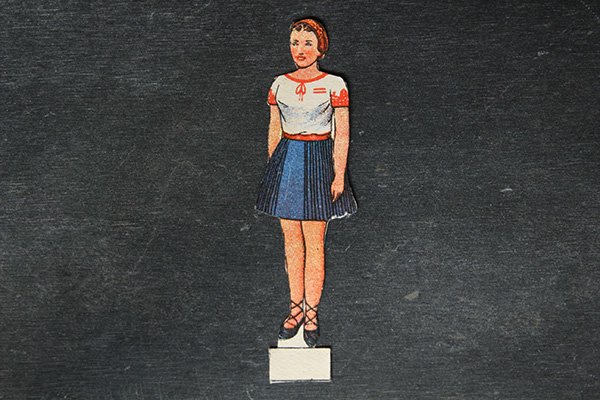 チェコの紙人形クロモス 青いスカート姿で気をつけ のお姉さん チャルカお買いものサイト