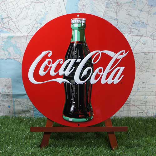 ブリキ看板】Coca-Cola／コカ・コーラ エンボスボトル 丸型 - -輸入