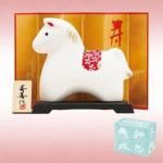 ノベルティ・粗品で人気の「 開運干支午(みやび置物 中)」