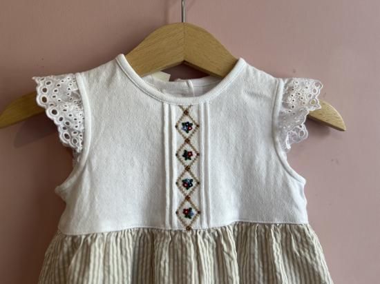 超美品【ファミリア】ベージュ フリル付きワンピース チュニック80サイズ 超美品【ファミリア】ベージュ フリル付きワンピース チュニック80