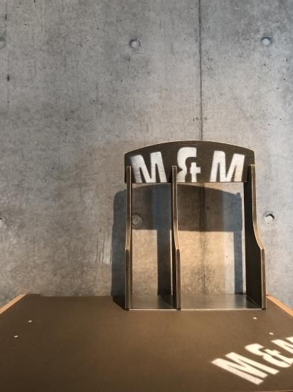 M&M FURNITURE<br>Ω