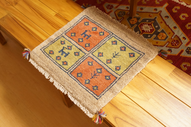 イランの手織り絨毯 ギャッベ 座布団サイズ-3 - シルクロードキャラバン