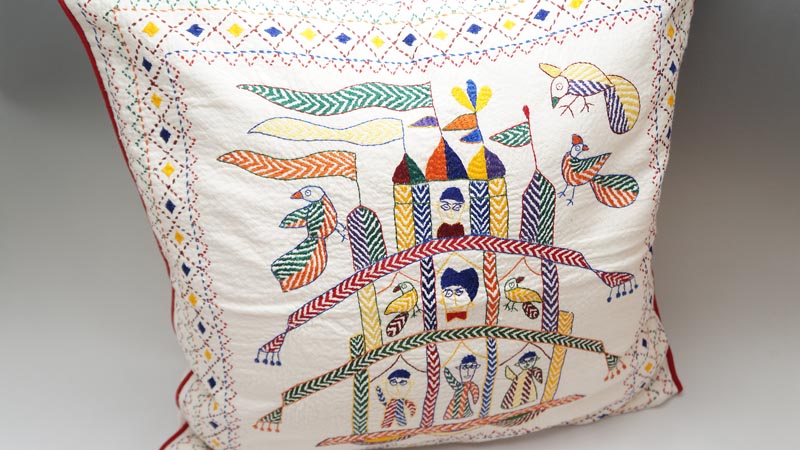 ノクシカタ刺繍のベッドカバー-