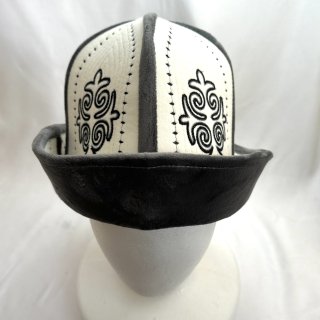 キルギス伝統の帽子　カルパック１