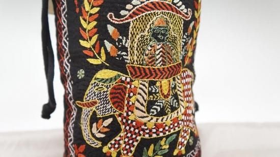 ノクシカタ　刺繍絵 カンタ刺繍 ノクシカタ シルクストール ボタニカル | アジアの手