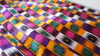 ウズベキスタンのアドラス模様の布地　テーブルクロスに（カット販売）