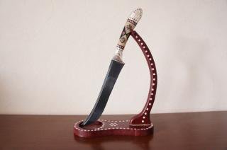 ウイグル人の伝統手工芸ナイフ(柄：銀,牛角、貝殻)