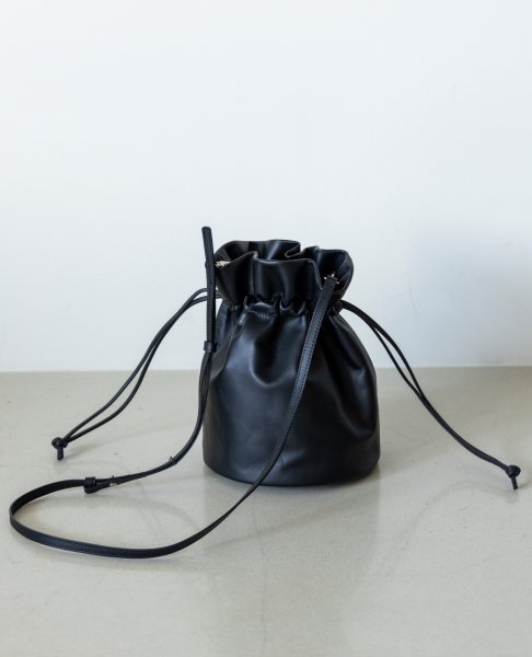 <img class='new_mark_img1' src='https://img.shop-pro.jp/img/new/icons14.gif' style='border:none;display:inline;margin:0px;padding:0px;width:auto;' />CYLINDER [LEATER PURSE BAG]<br>(BLACK)