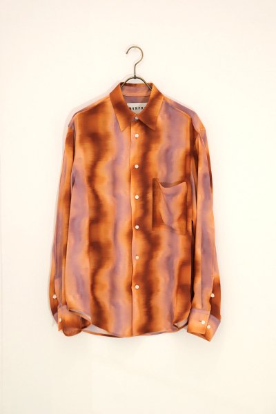 <img class='new_mark_img1' src='https://img.shop-pro.jp/img/new/icons14.gif' style='border:none;display:inline;margin:0px;padding:0px;width:auto;' />RECYCLED POLYESTER DISTORTED STRIPED SHIRT<br>(AMBER)
