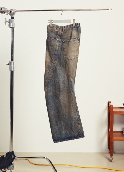 <img class='new_mark_img1' src='https://img.shop-pro.jp/img/new/icons14.gif' style='border:none;display:inline;margin:0px;padding:0px;width:auto;' />3D TWISTED WIDE LEG JEANS <br>(MUD FADED INDIGO)