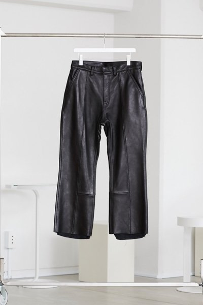 <img class='new_mark_img1' src='https://img.shop-pro.jp/img/new/icons14.gif' style='border:none;display:inline;margin:0px;padding:0px;width:auto;' />LEATEHR BOOTSCUT PANTS<br>BLACKBLACK