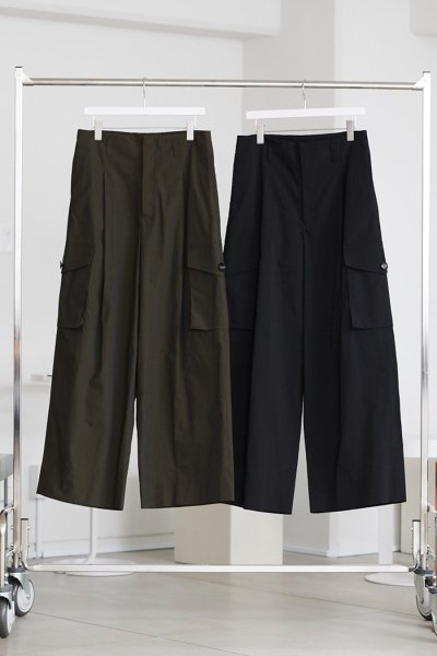 <img class='new_mark_img1' src='https://img.shop-pro.jp/img/new/icons14.gif' style='border:none;display:inline;margin:0px;padding:0px;width:auto;' />TUCK WIDE CARGO TROUSER<br>(BLACK)(KHAKI)