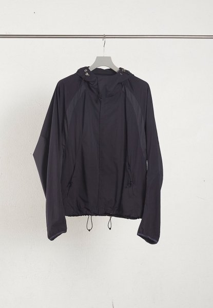 <img class='new_mark_img1' src='https://img.shop-pro.jp/img/new/icons14.gif' style='border:none;display:inline;margin:0px;padding:0px;width:auto;' />PANELED HOODED JACKET<br>(DARK NAVY)