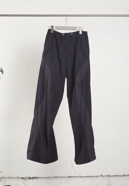 <img class='new_mark_img1' src='https://img.shop-pro.jp/img/new/icons14.gif' style='border:none;display:inline;margin:0px;padding:0px;width:auto;' />PANELED TRACK PANTS <br>(DARK NAVY)