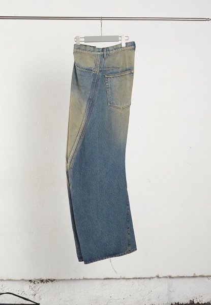 <img class='new_mark_img1' src='https://img.shop-pro.jp/img/new/icons14.gif' style='border:none;display:inline;margin:0px;padding:0px;width:auto;' />3D TWISTED WIDE LEG JEANS <br>(DIRTY FADED INDIGO)