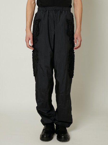 <img class='new_mark_img1' src='https://img.shop-pro.jp/img/new/icons14.gif' style='border:none;display:inline;margin:0px;padding:0px;width:auto;' />EMBROIDERY PANTS<br>(BLACK)