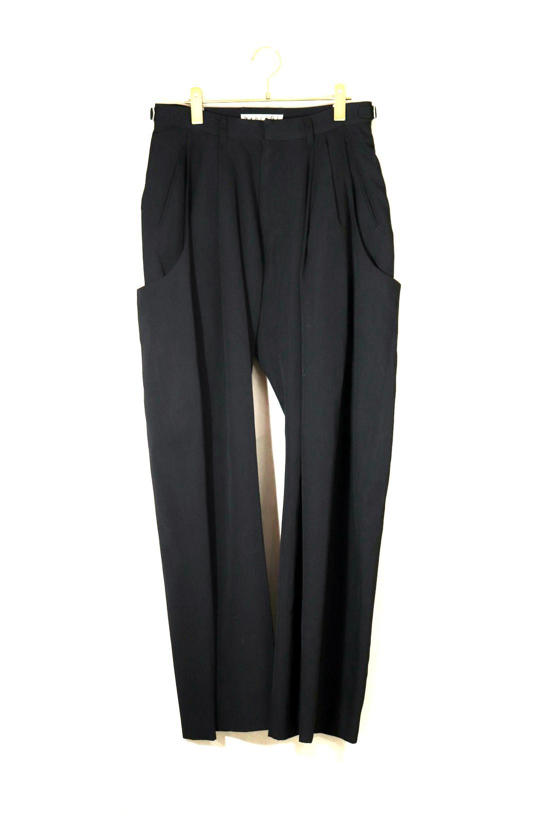 2TUCK CURVED LEG TROUSERS | BLACK - 【fever】ONLINE STORE