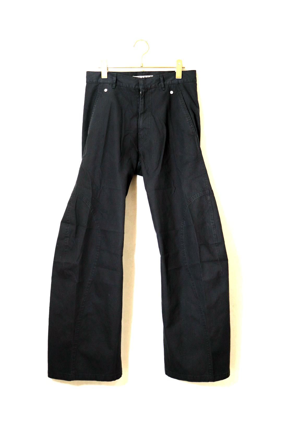 【VETEMENTS】ブラック VET クロップド ボクシー フーディ VETEMENTS】ブラック オーバルロゴクロップドボクシーフーディ